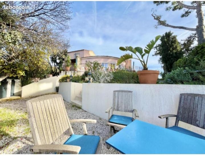 2 chaises, une table, une table et des chaises dans l'établissement VILLA BANDOL PROCHE du PORT et DES PLAGES, à Bandol