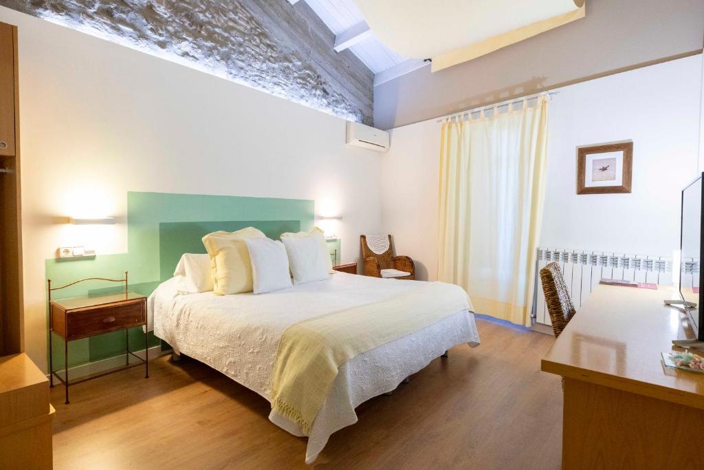 Postel nebo postele na pokoji v ubytování Hotel La Freixera