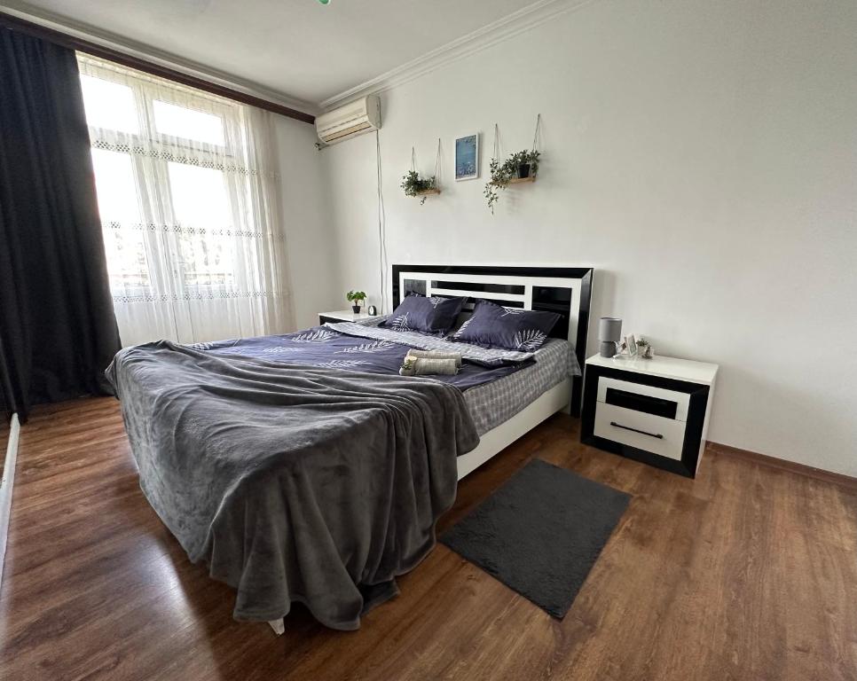 Llit o llits en una habitació de Fountain Boulevard Apartment