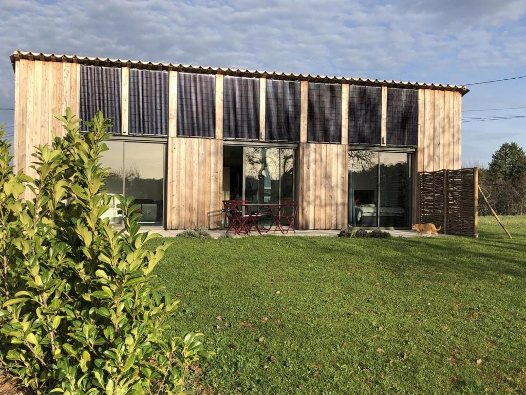 une maison dotée de panneaux solaires sur son côté dans l'établissement Maison bioclimatique, à Meyrals