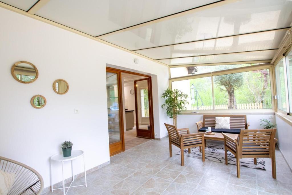 ein Esszimmer mit Tisch und Stühlen in der Unterkunft La colombelle in Carsac-Aillac