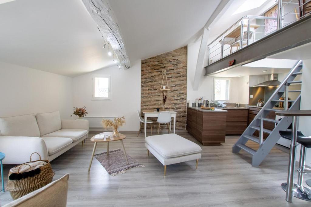 - un salon avec un canapé blanc et un escalier dans l'établissement Soleil levant, à Périgueux