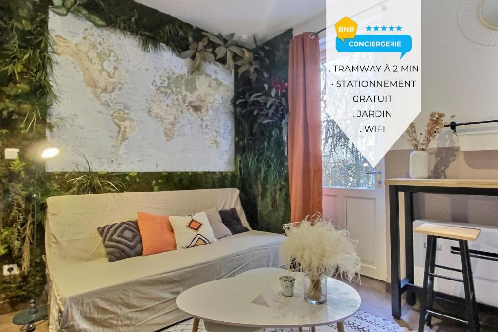 - un salon avec un canapé et une carte murale dans l'établissement Le Creuset Lyonnais, BNBConciergerie, à Lyon