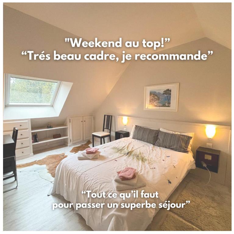 une chambre avec un lit avec une couette blanche dans l'établissement Joli T3 au pied du Golf - The 19th Hole, à Bellême
