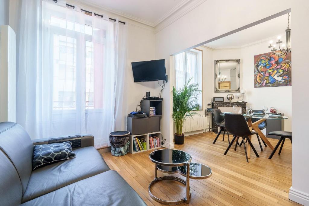 un salon avec un canapé et une table dans l'établissement Le Gaïa - A 10min du centre de Nancy, à Nancy