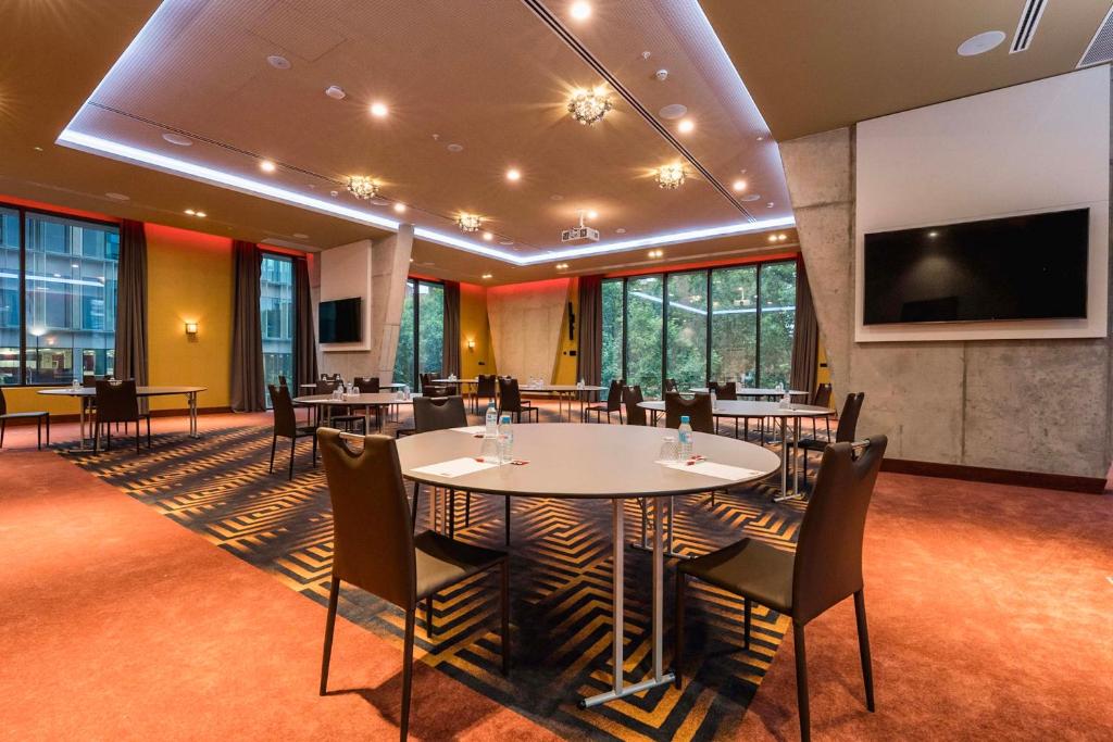 TV a/nebo společenská místnost v ubytování Leonardo Royal Hotel Barcelona Fira