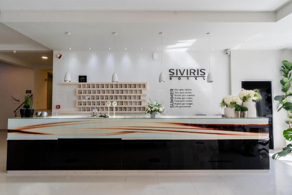 una cucina con lavandino e piano di lavoro di Siviris Golden Beach a Siviri
