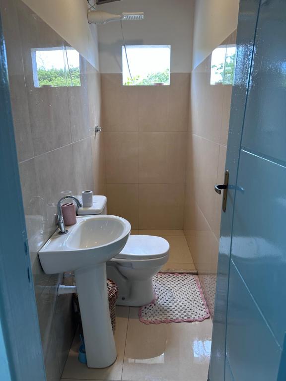 Casa Vista Monte Pascoal في بورتو سيغورو: حمام مع حوض ومرحاض