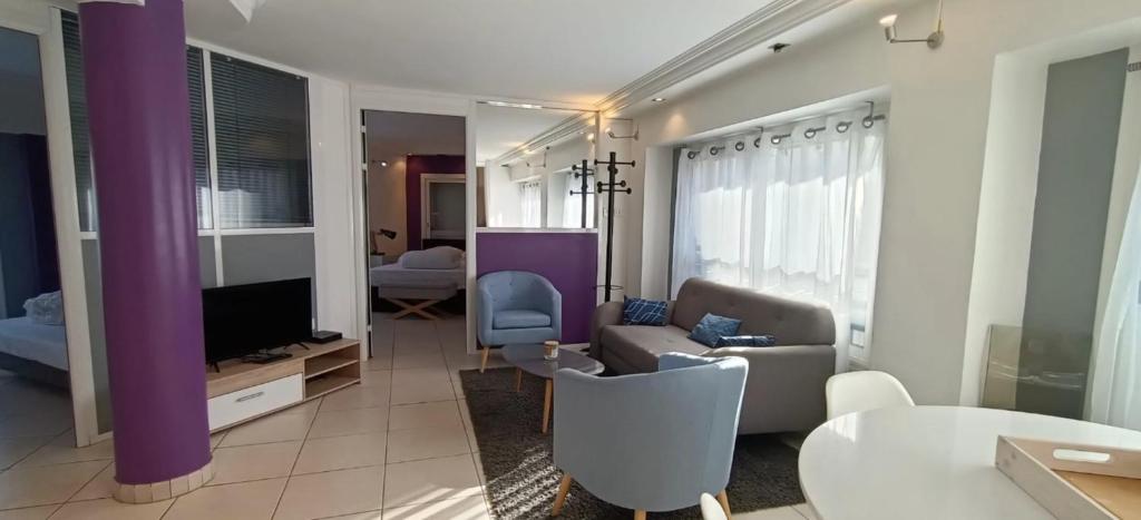 un salon avec un canapé et une télévision dans l'établissement Apartment close to the beach, à Saint-Raphaël