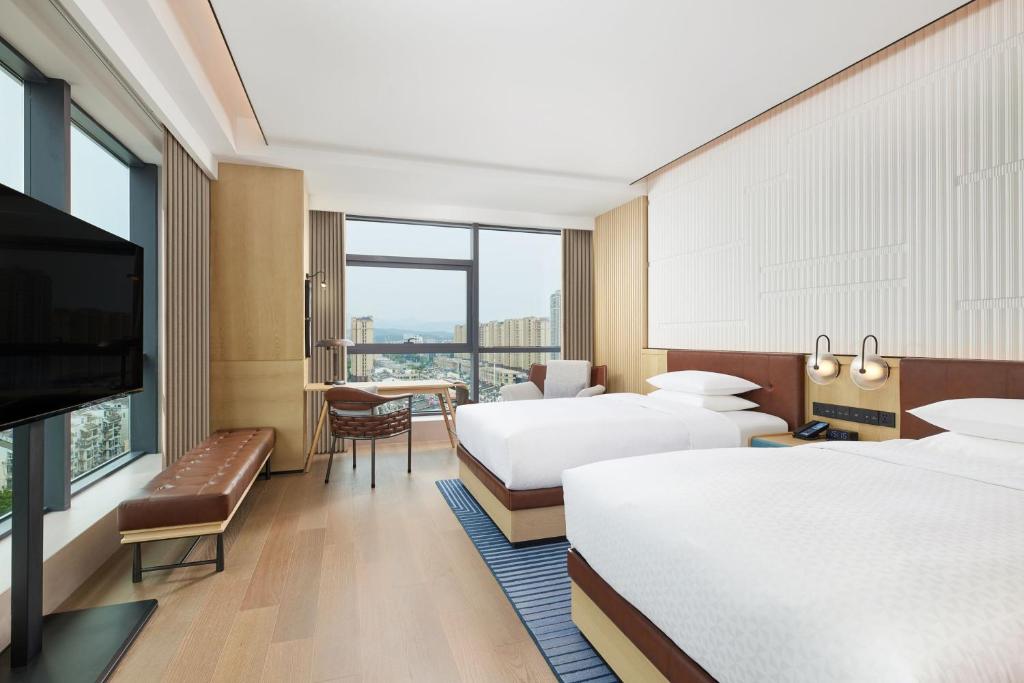 Postel nebo postele na pokoji v ubytování Four Points by Sheraton Xuancheng, Jingxian