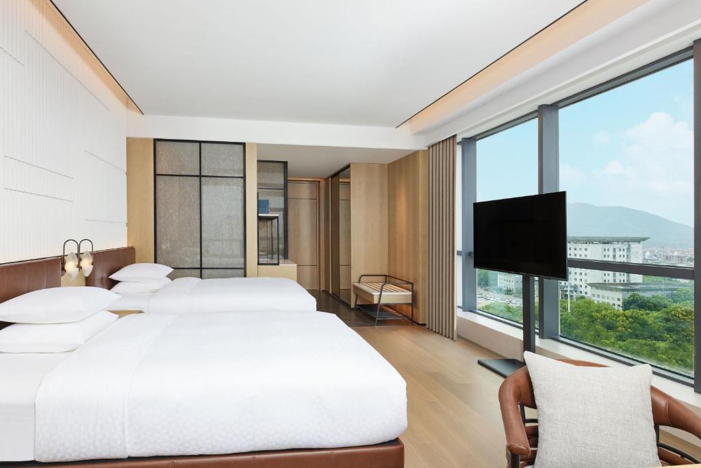 Postel nebo postele na pokoji v ubytování Four Points by Sheraton Xuancheng, Jingxian