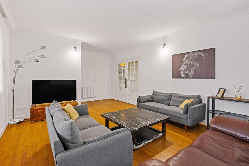 Μια τηλεόραση ή/και κέντρο ψυχαγωγίας στο Les Suites de l'Arc-en-Ciel