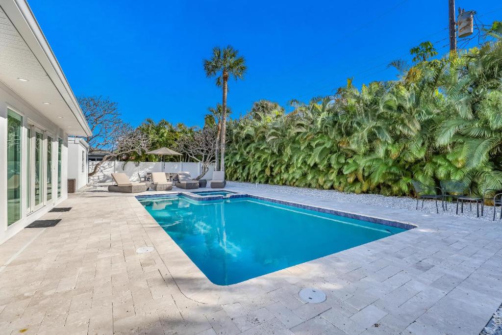 una piscina nel cortile di una casa di Shamrock Palms a Holmes Beach