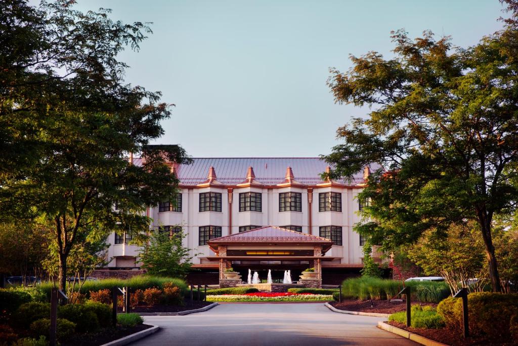eine Außenansicht eines Gebäudes mit Innenhof in der Unterkunft Nemacolin in Farmington