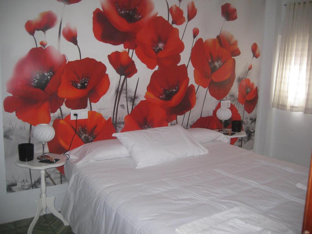 Łóżko lub łóżka w pokoju w obiekcie Casa de las Flores Cazorla