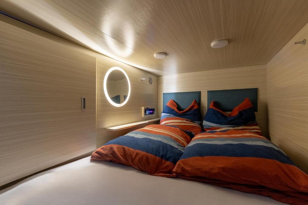 Postel nebo postele na pokoji v ubytování MUE Cubes - Capsule Hotel