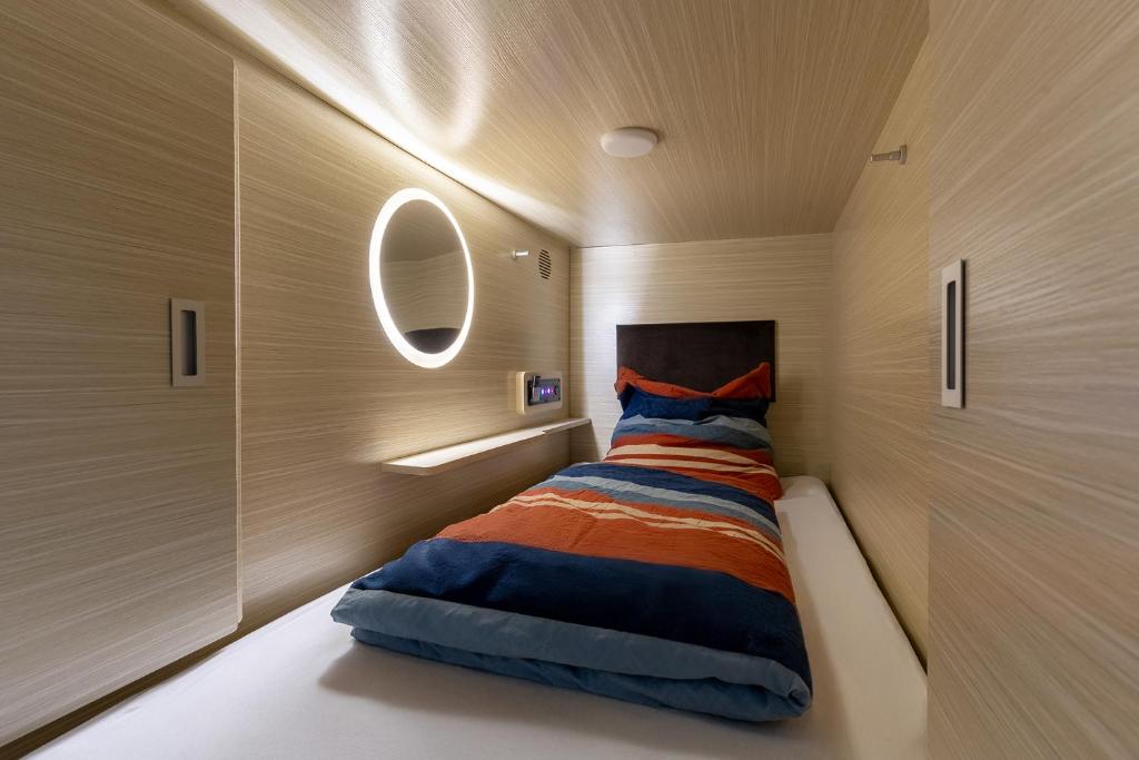 Postel nebo postele na pokoji v ubytování MUE Cubes - Capsule Hotel