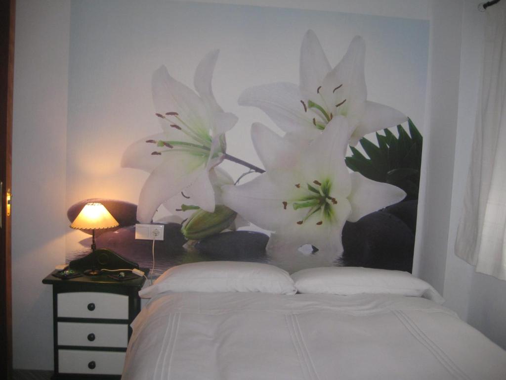Łóżko lub łóżka w pokoju w obiekcie Casa de las Flores Cazorla