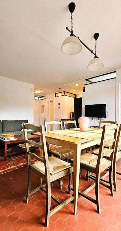 une table en bois avec des chaises et une salle à manger dans l'établissement L'Odyssée Vercors - Ski - Randonnée, à Villard-de-Lans