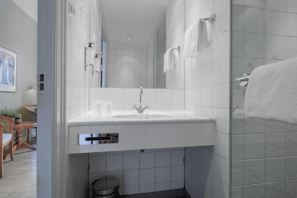 Uma casa de banho em Four Points Flex by Sheraton Roskilde