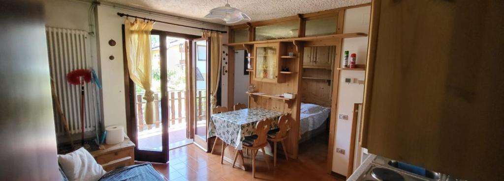 a small room with a table and a window at Appartamento carciato dimaro in Dimaro