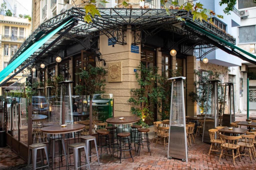 Metropolis A3 -Άνετη σουίτα في أثينا: فناء في الهواء الطلق مع طاولات وكراسي أمام المبنى