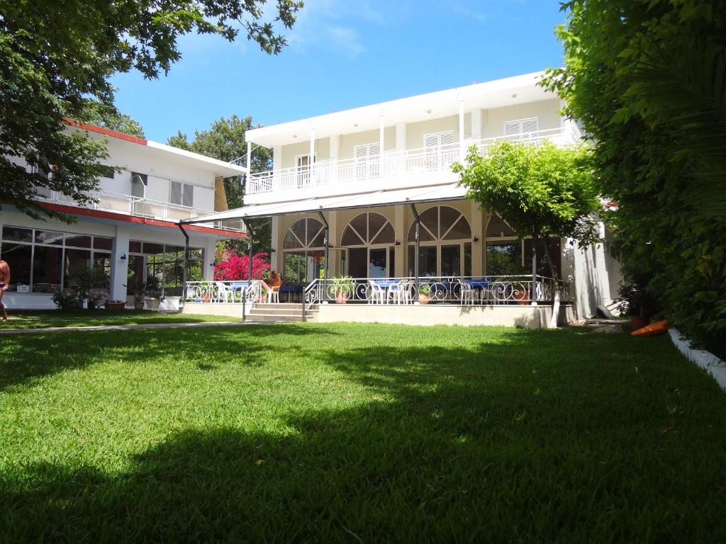 Ogród w obiekcie Avra Beach Hotel