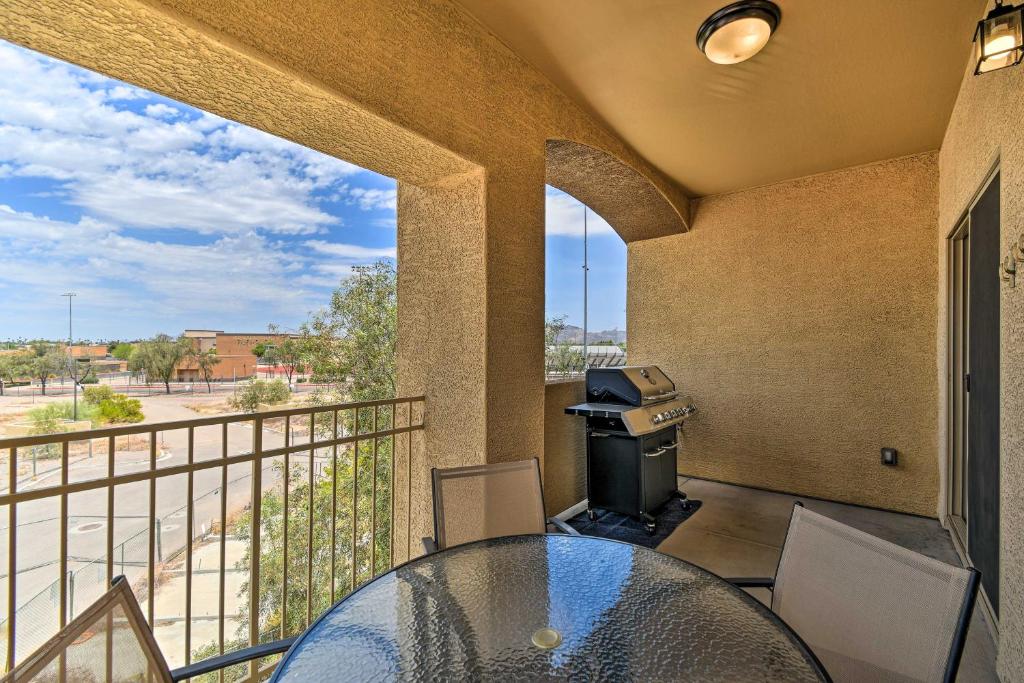 Balkón nebo terasa v ubytování 8 Mi to Tonto Natl Forest Modern Condo in Mesa!