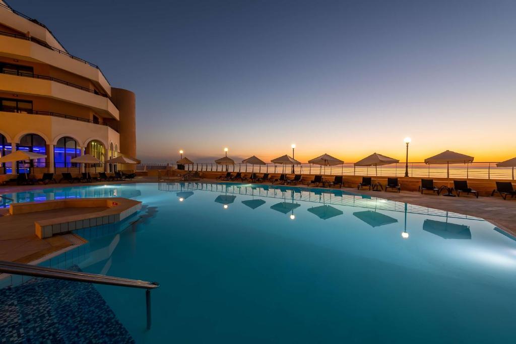 Bazén v ubytování Radisson Blu Resort, Malta St. Julian's nebo v jeho okolí