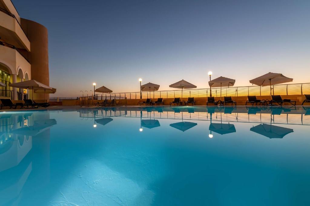 Bazén v ubytování Radisson Blu Resort, Malta St. Julian's nebo v jeho okolí