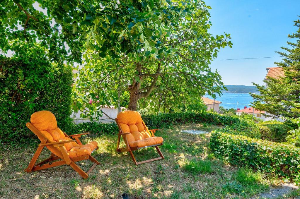 Komfortables Apartment nur 200 Meter zum Sandstrand mit Meerblick, Liegewiese, Grill