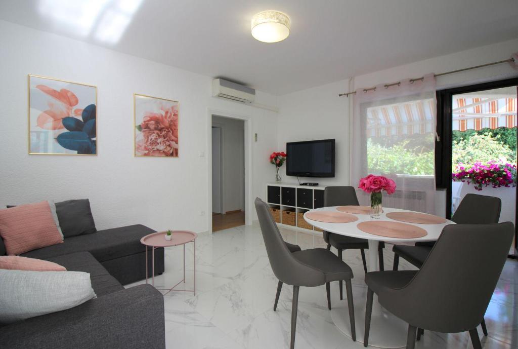 Komfortables Apartment mit privater Terrasse, Spielplatz, Grill, Liegen, Waschmaschine