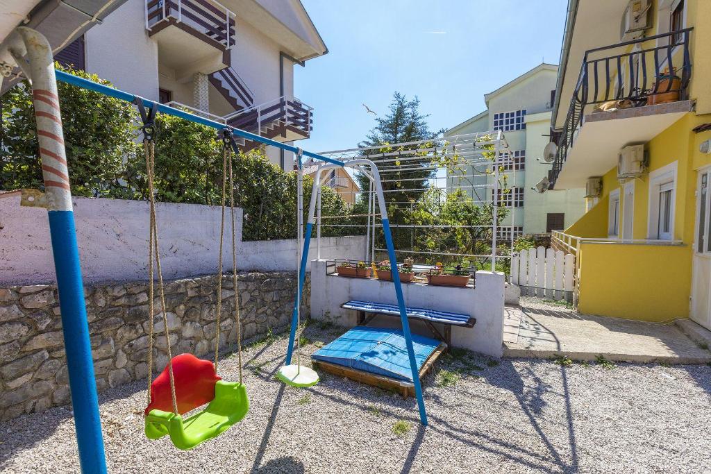 Charmantes hundefreundliches Apartment mit privatem Balkon, Spielplatz, Grill