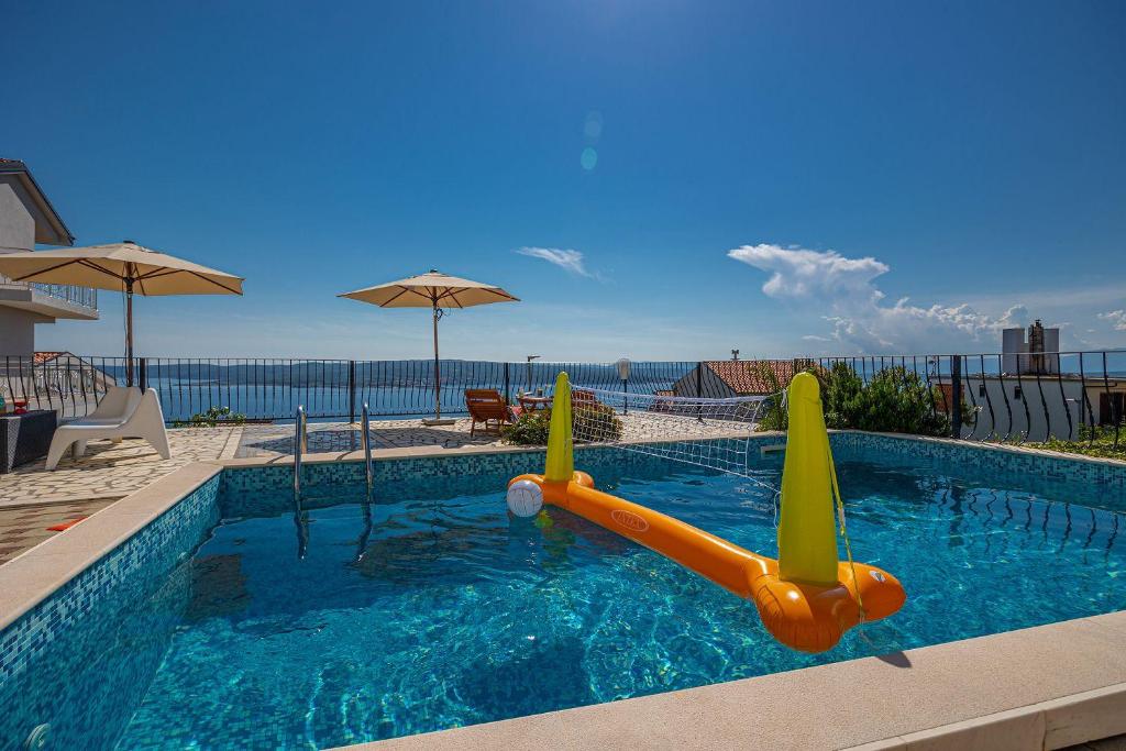 Mediterranes Apartment mit Meerblick, Privatpool, BBQ, Garage, Waschmaschine