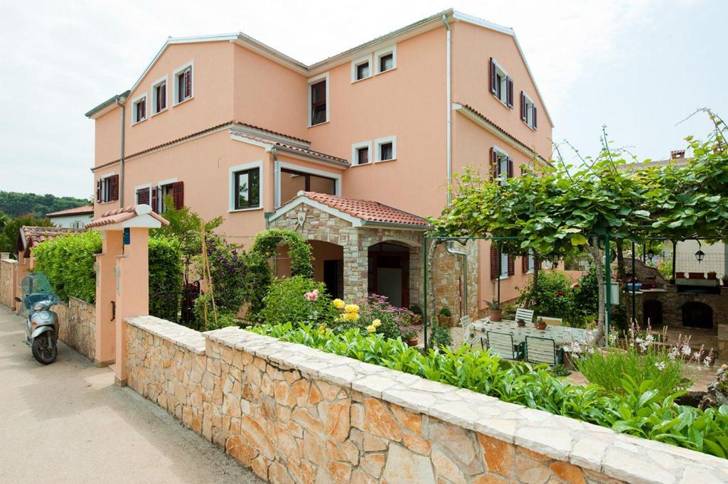 Idyllisches Apartment nur 200 Meter zum Strand mit Taxibootverbindung nach Rovinj