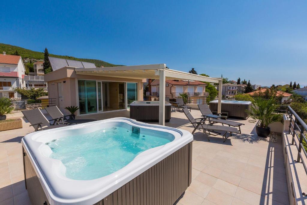 Bazén v ubytování Beeindruckendes Apartment nur 100 Meter zum Strand mit Jacuzzi, Sauna, Meerblick, WiFi nebo v jeho okolí