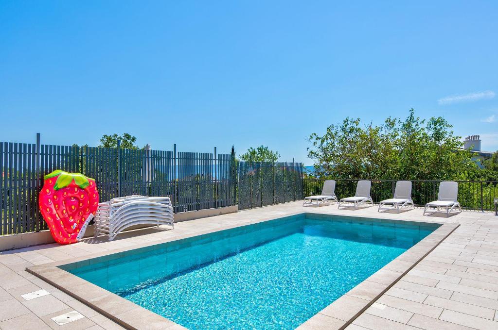 Πισίνα στο ή κοντά στο Herrliches Apartment nur 600 Meter zum Strand mit Meerblick, Pool, Grill, Waschmaschine