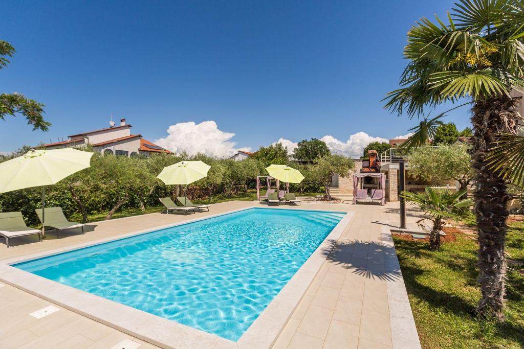 Idyllisches Apartment nur 250 Meter zum Strand mit Pool, Meerblick, Grillbereich, Liegen