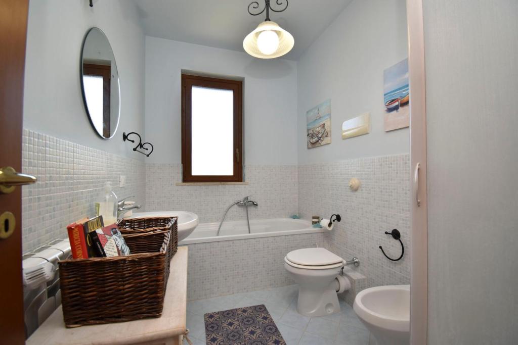 Koupelna v ubytování Casa Carini - Villa Vacanze sul Mare con piscina idromassaggio