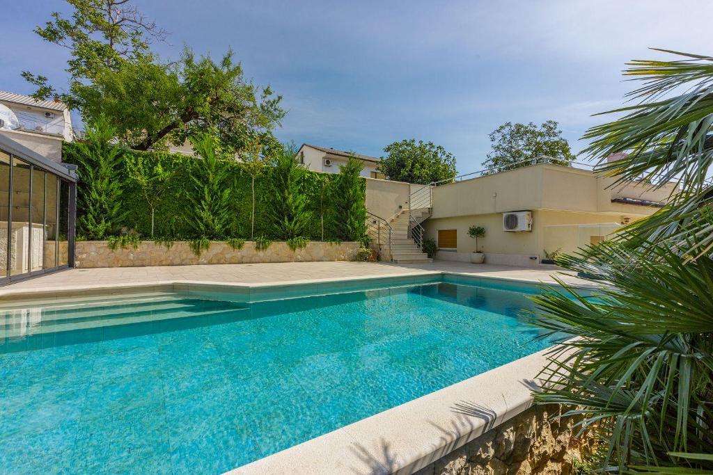 Exquisites Apartment mit Meerblick, Sauna, Gym, Pool, klimatisierten Schlafzimmern - nur 500 Meter zum Strand
