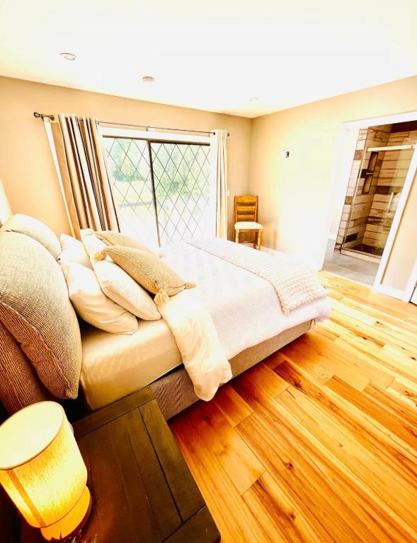 Oceanside Manor - Fancy Room - Golf course & Beach View客房内的一张或多张床位