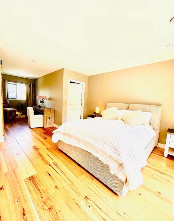 Oceanside Manor - Fancy Room - Golf course & Beach View客房内的一张或多张床位