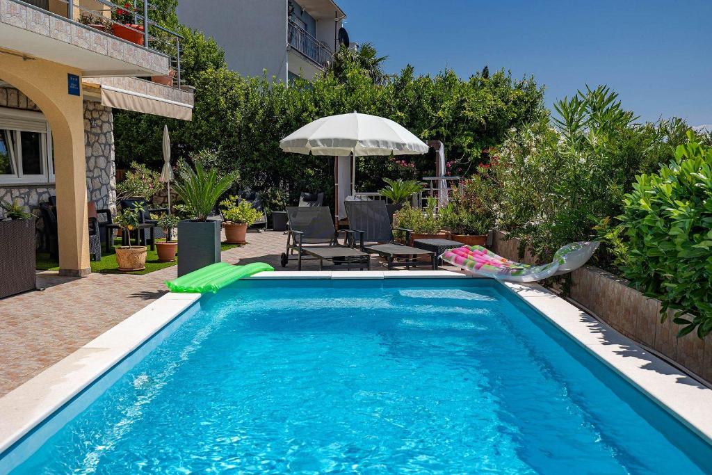 Traumhaftes Penthouse nur 400 Meter zum Strand mit Meerblick, Pool, Spielplatz, Grill