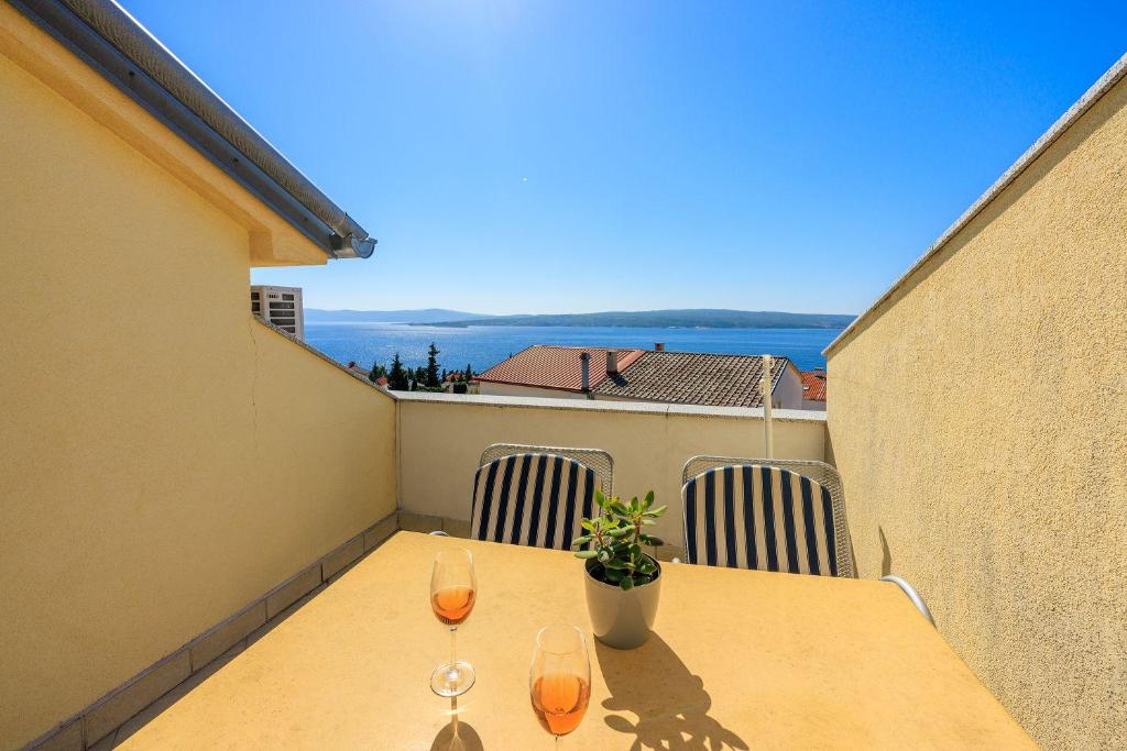 Cozy Dachgeschosswohnung mit Meerblick, Klima, WiFi - nur 350 Meter zum Strand