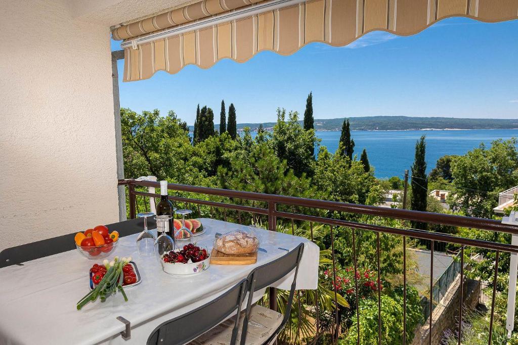 Mediterranes Apartment nur 150 Meter zum Strand mit Meerblick, Grillbereich, Privatparkplatz, WiFi - Departamento