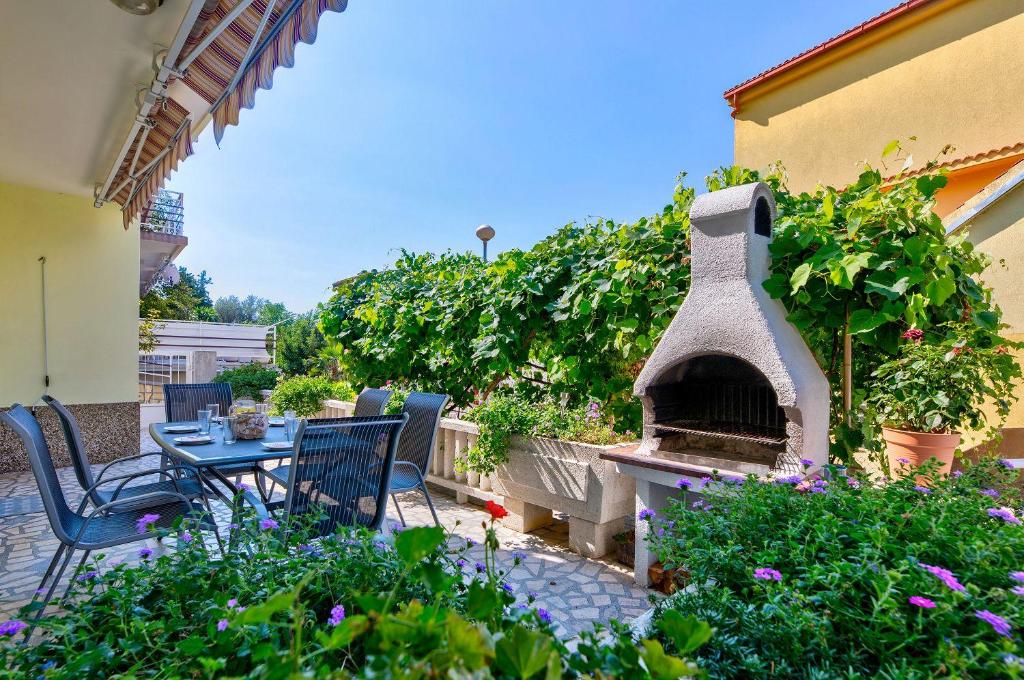 Hundefreundliches Apartment nur 350 Meter zum Sandstrand mit privater Terrasse, Steingrill, WiFi