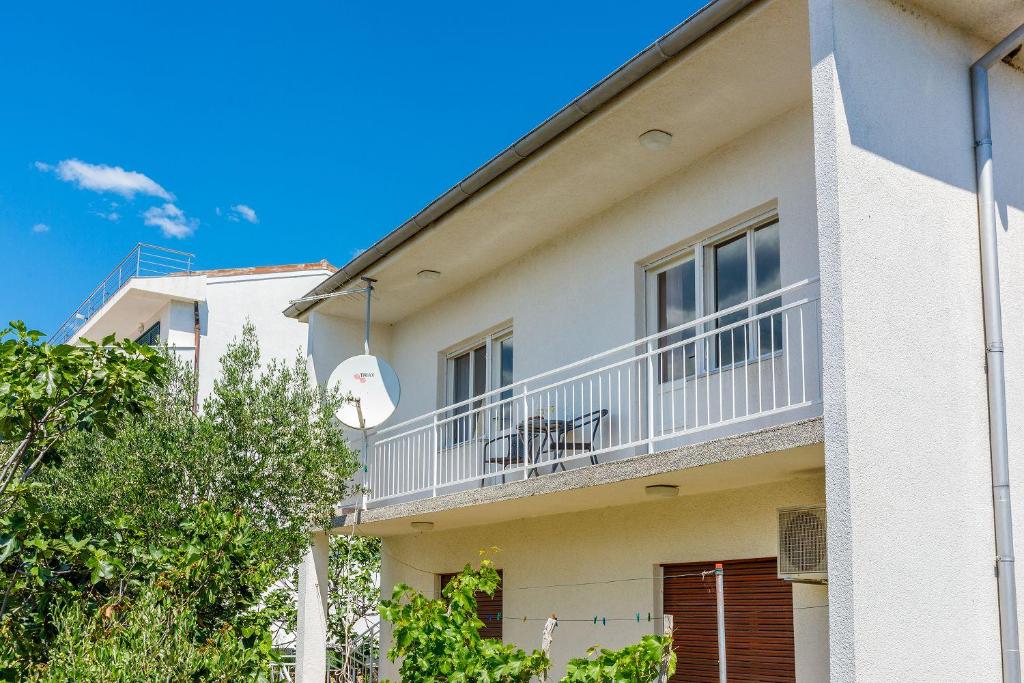 Komfortables Apartment nur 430 Meter zum Strand mit Meerblick, Balkon, Terrasse, Grillbereich