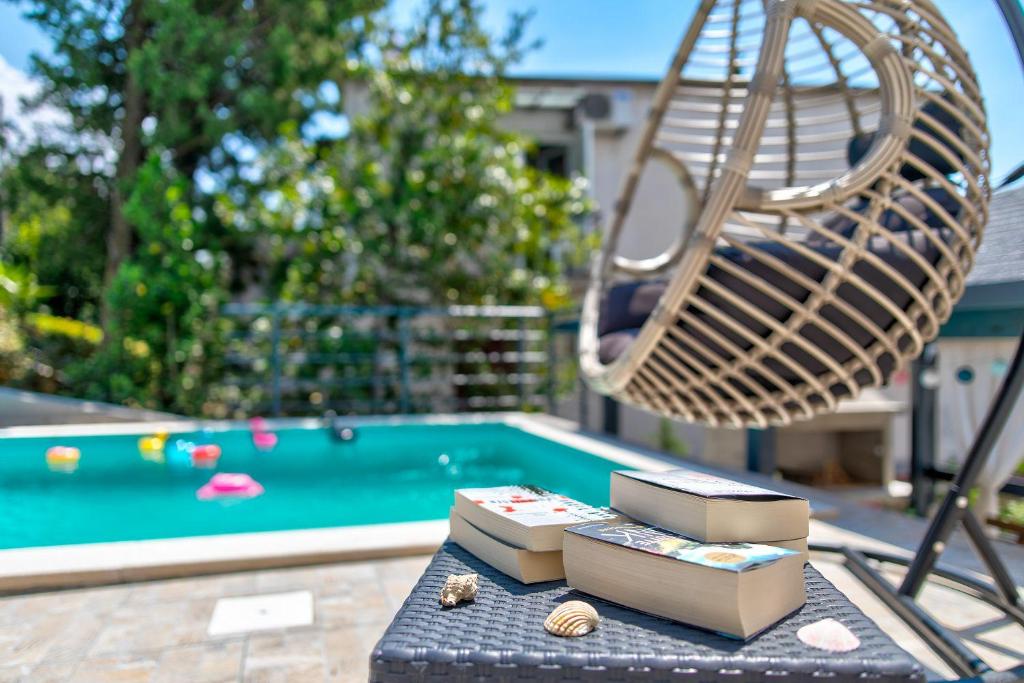 Modernes Apartment nur 150 Meter zum Strand mit Pool, Jacuzzi, Meerblick, Billard