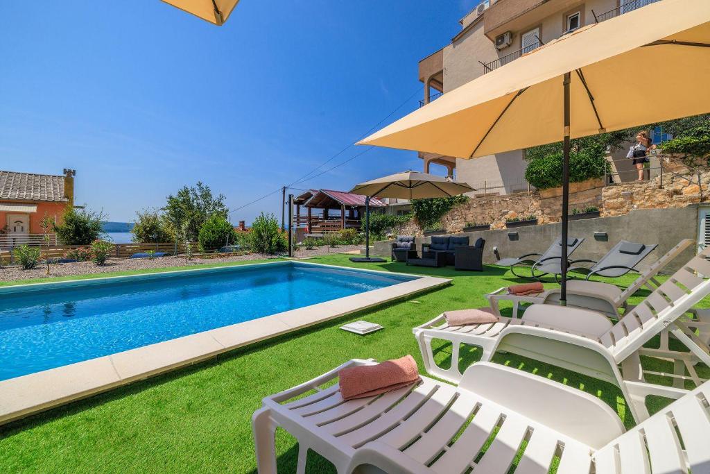 Bazén v ubytování Komfortables Apartment nur 350 Meter zum Strand mit Meerblick, Pool, Aussendusche nebo v jeho okolí