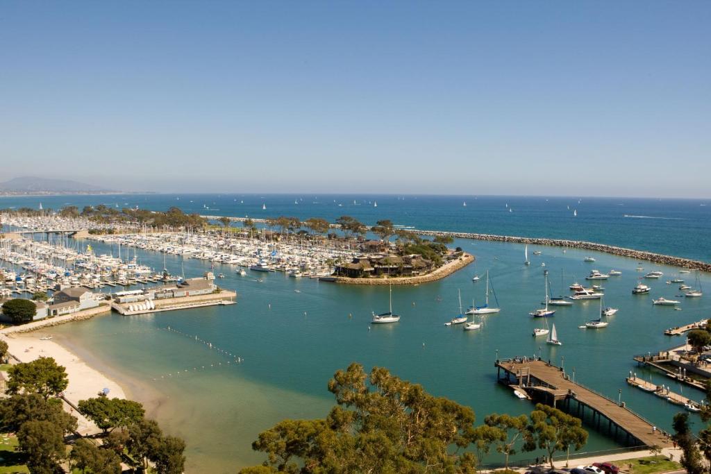 una vista aérea de un puerto con barcos en el agua en Blue Lantern Inn, A Four Sisters Inn, en Dana Point